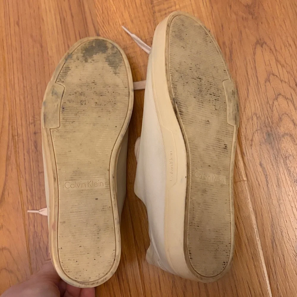 Calvin Klein Women's Classic Minimalist Casual Beige Leather Sneakers, size‎ 6